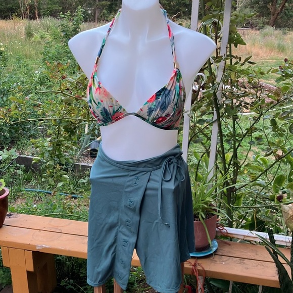 Victoria’s Secret Floral Halter Bikini Top small - Picture 4 of 6